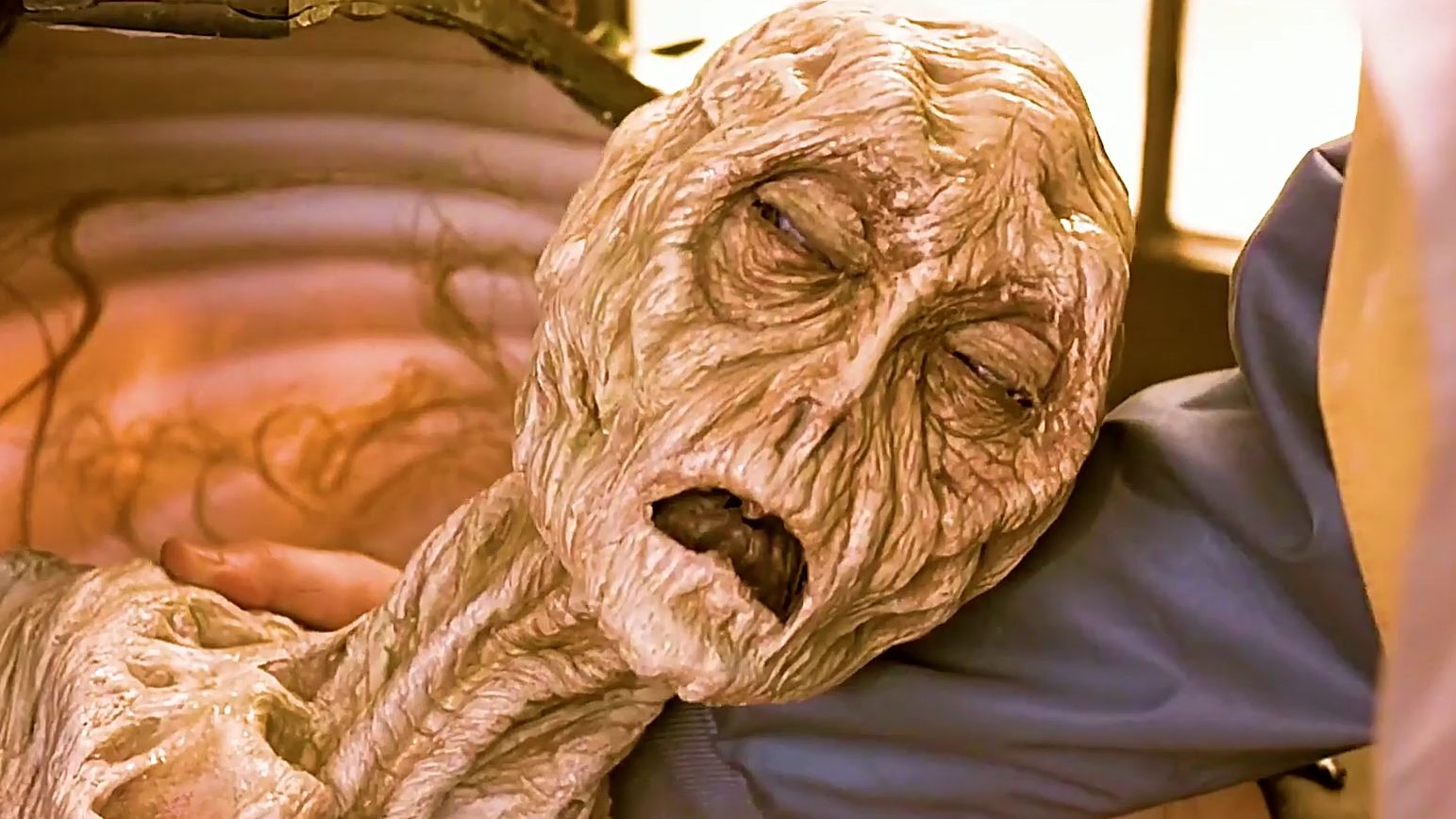 外星人被3个老头吸干,只因她的身体能让人长生不老,科幻温情片