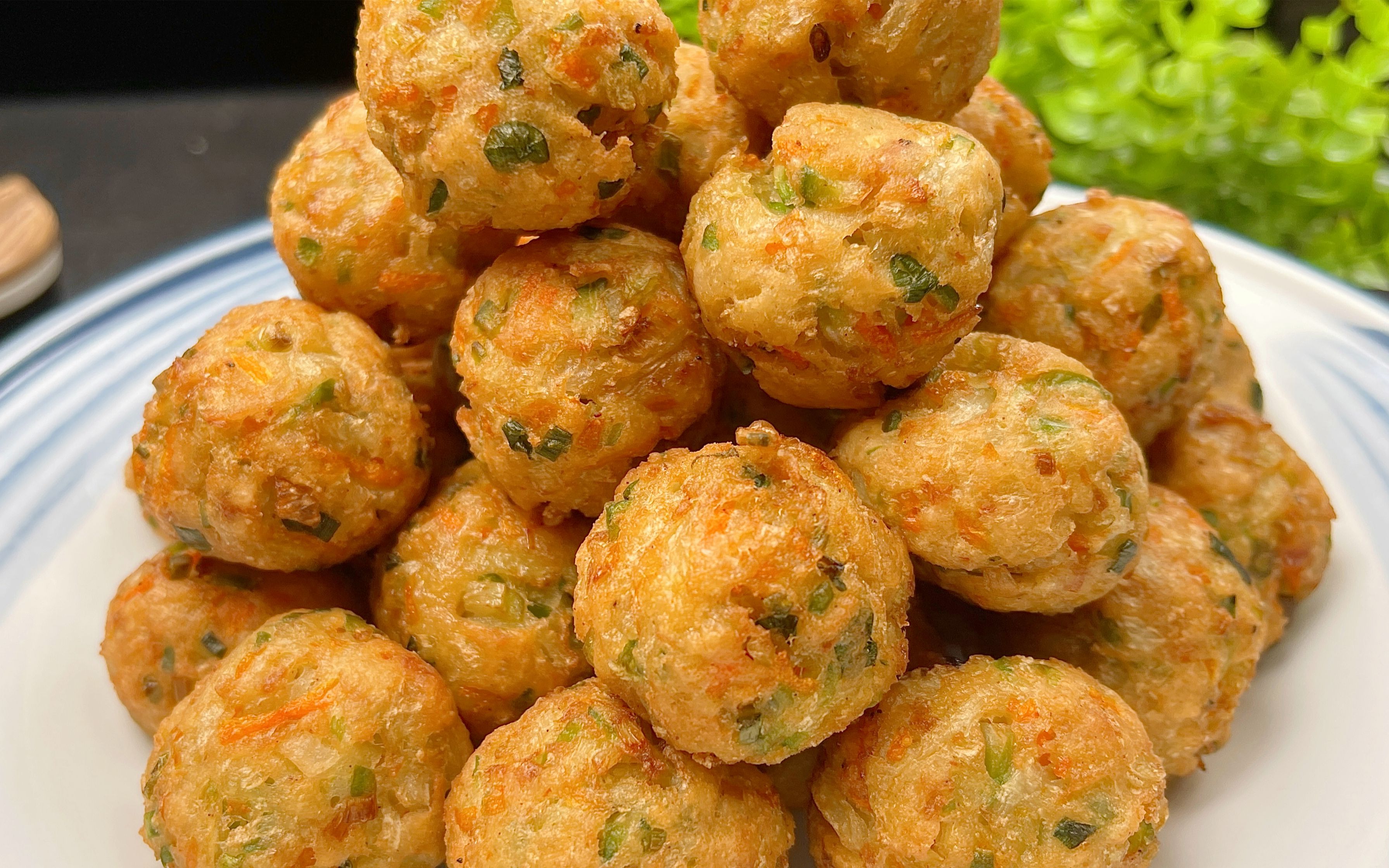 炸丸子时不要乱加淀粉,牢记3放4不放,出锅蓬松暄软,太香了