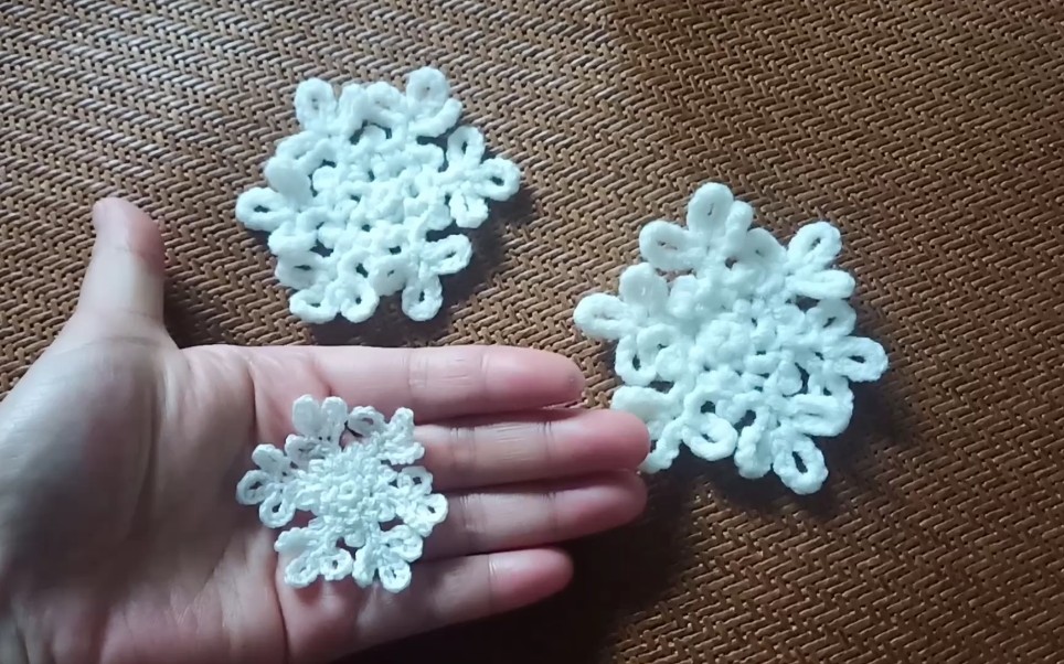 毛线钩织一朵雪花,落入掌心永不融化.就这样在夏天把冬天留下.