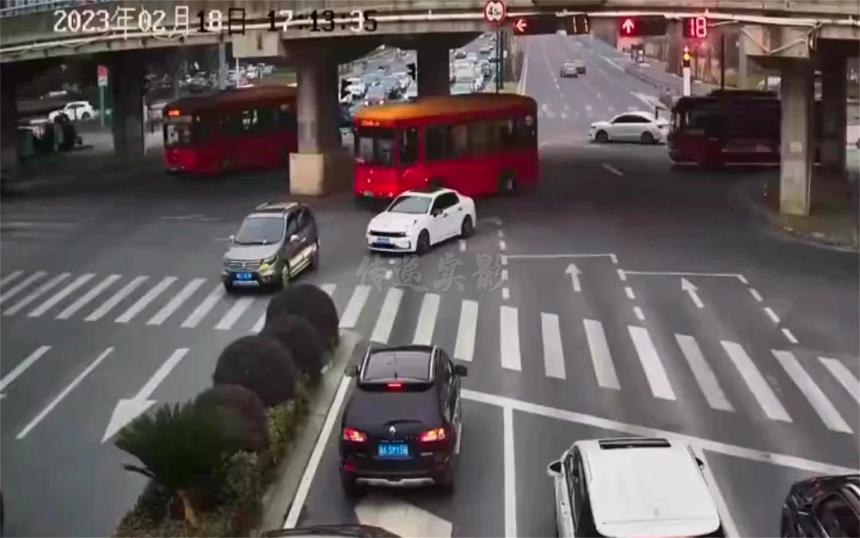 [图]交通事故警示录：遵守交通、礼让斑马线，道路千万条、安全第一条