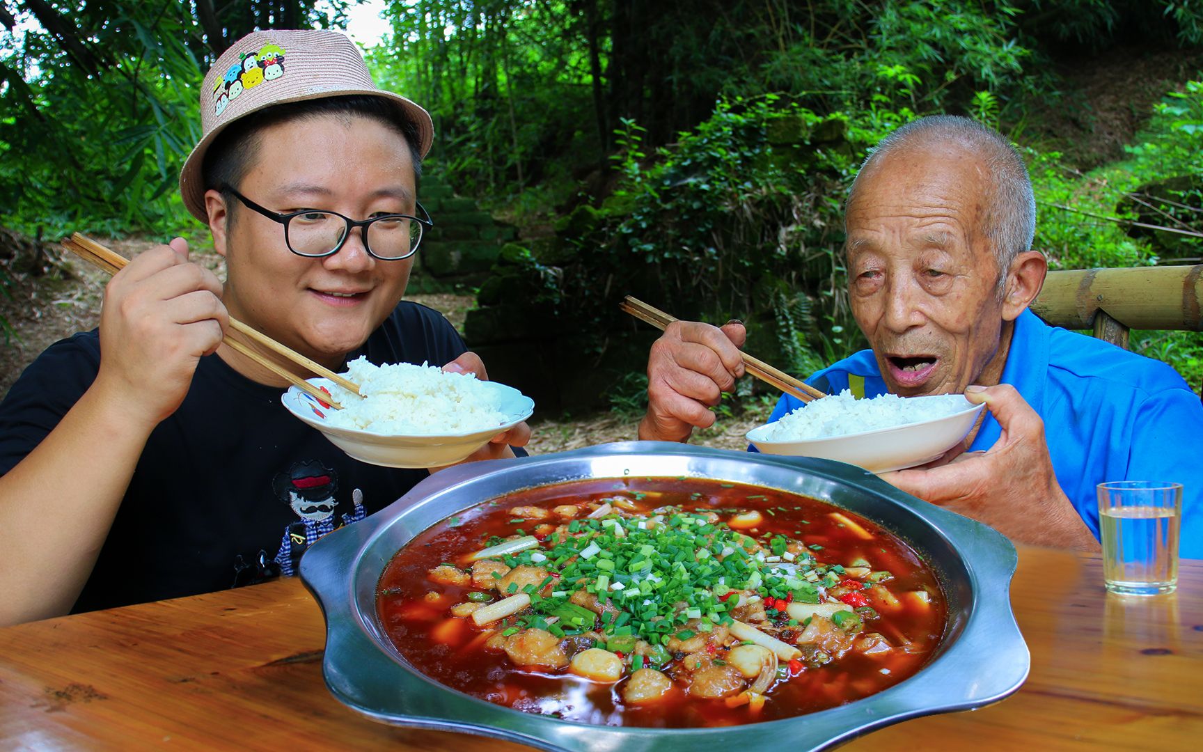 鲢鱼这么做才够味,阿米秘制“大蒜烧鲶鱼”肉质细腻,入口即化哔哩哔哩bilibili