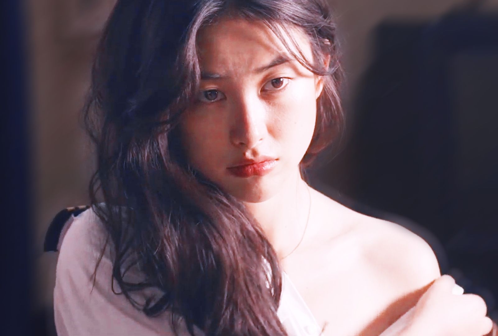 "她是我在海上遇到的一条拥有海藻般长发的美人鱼.