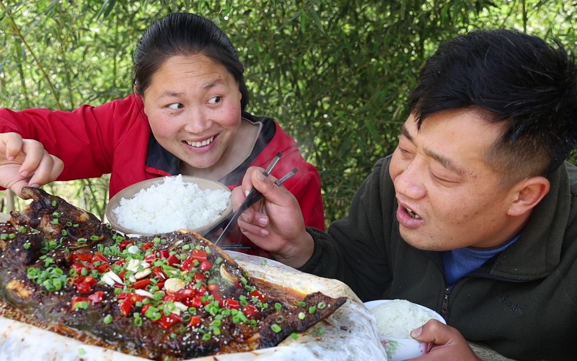 胖妹馋烤鱼,5斤湄公鱼纸包着烤,酱香十足,大口吃肉,真痛快