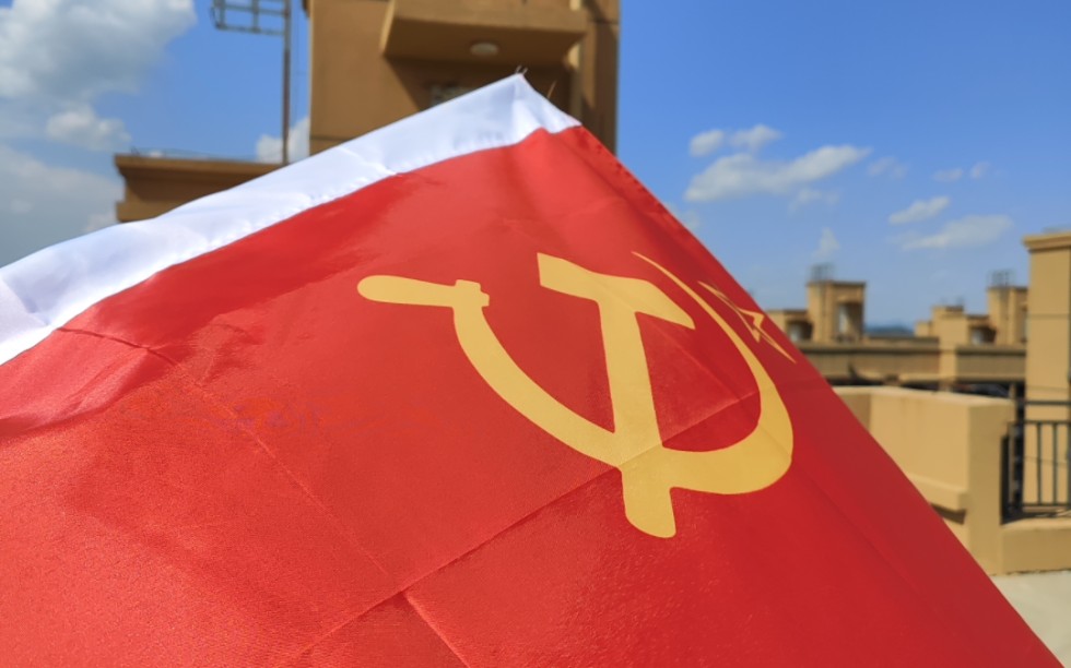 在小区天台挥舞苏联红旗