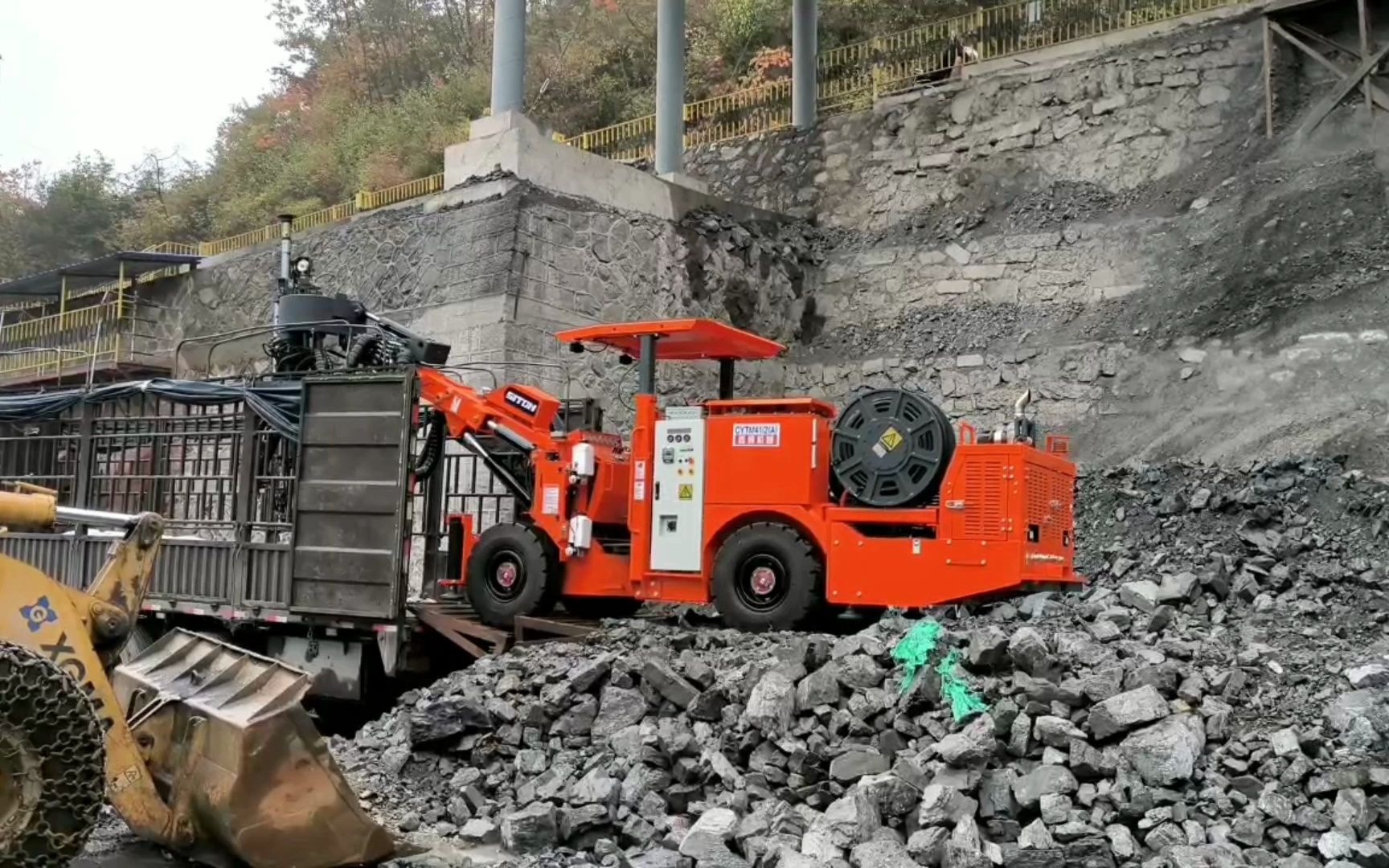 湖北某磷矿客户对锚杆台车的效率非常满意,再到货一台,矿山机械 树脂