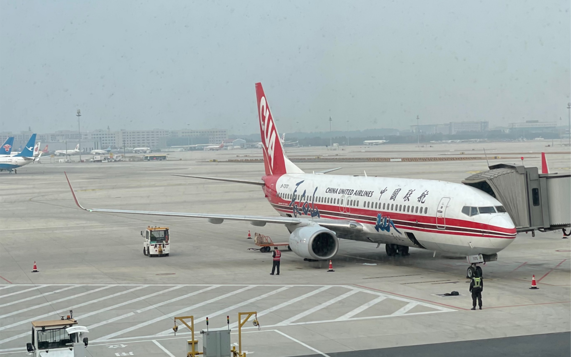 中国联合航空 波音737 编号B7370 长白山号 上海虹桥国际机场雨天18L落地哔哩哔哩bilibili