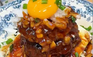 Download Video: 双层牛肉汉堡饭｜这一大口太满足啦！酱汁浓郁又入味！拌米饭真的很绝