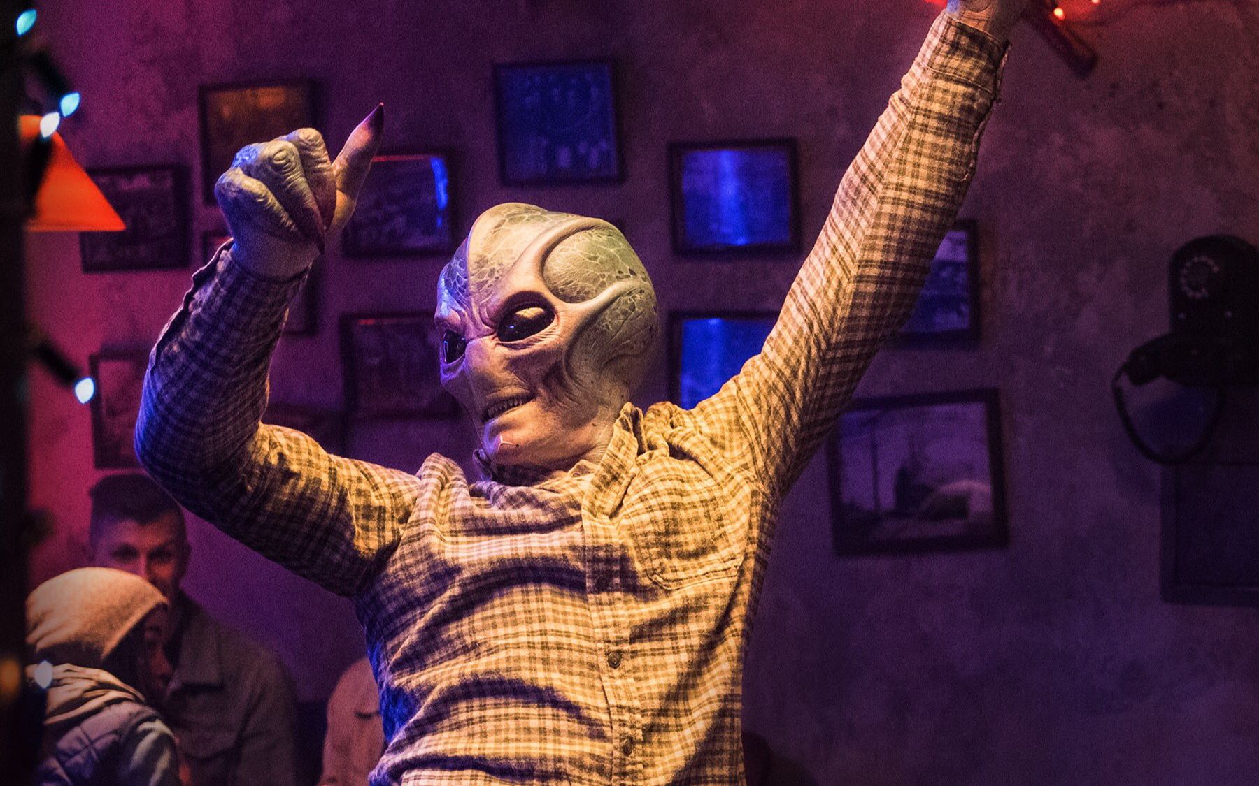 《外星居民》外星人喝醉酒以后会怎么样?接着奏乐,接着舞!