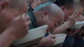 油泼面有这么好吃吗几十个人围着大口大口吃，看着都馋(1)