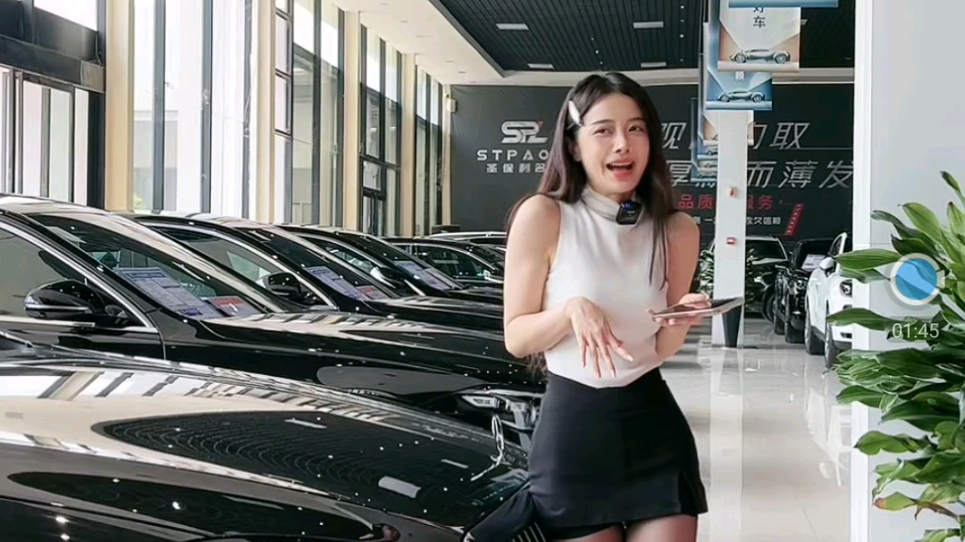 圣保利二手车美女主播黑丝制服大长腿讲车