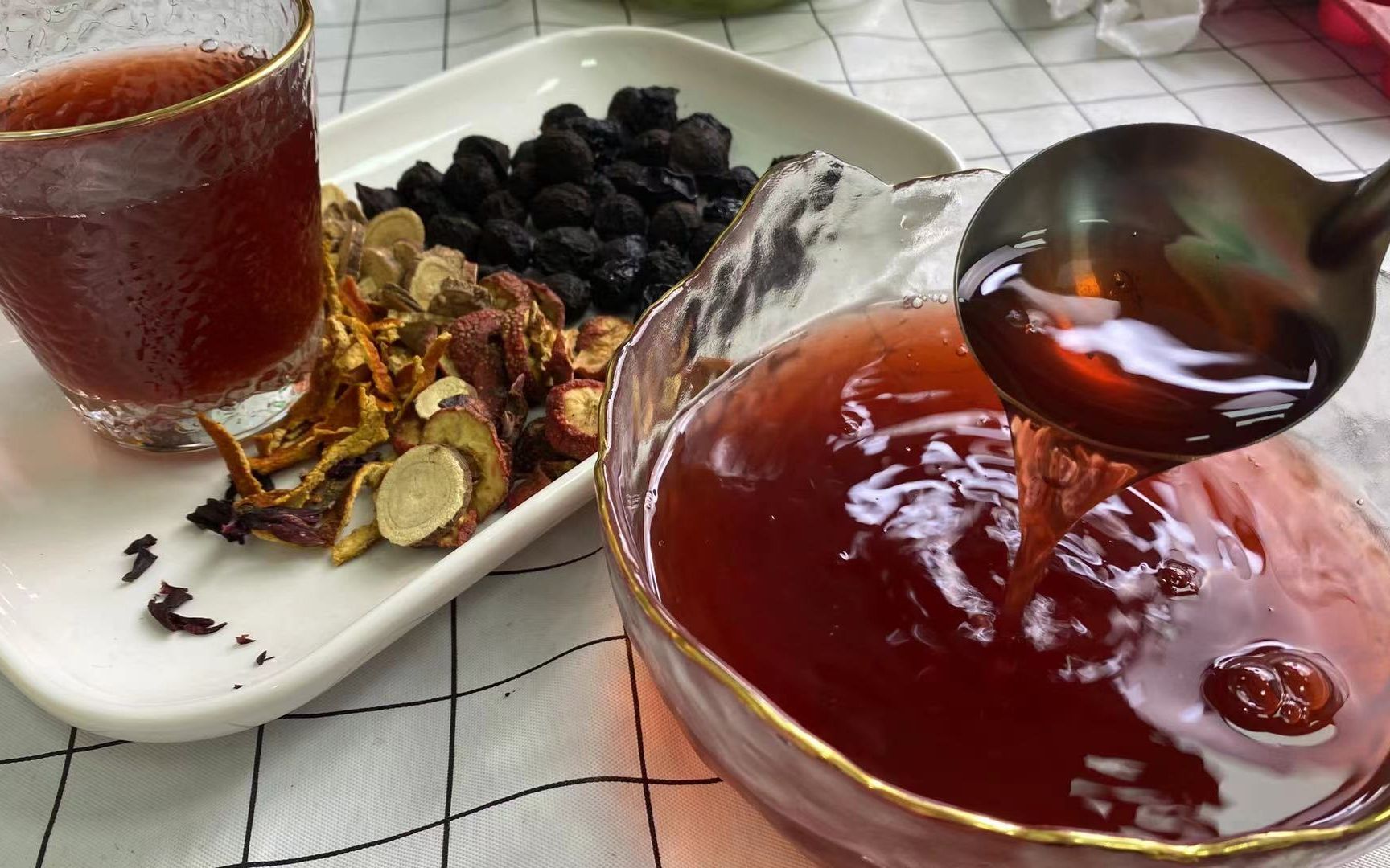 自制酸梅汤来啦!一次煮一大锅放冰箱里 随时喝超级爽!