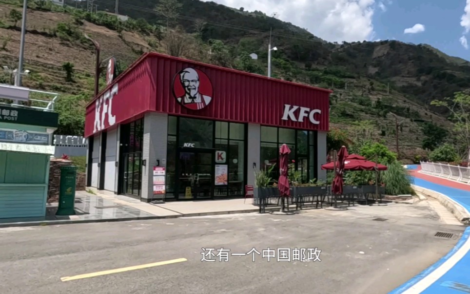 出发,骑上怒江绿道,发现峡谷中居然有一家 KFC,晚上露营厕所边哔哩哔哩bilibili