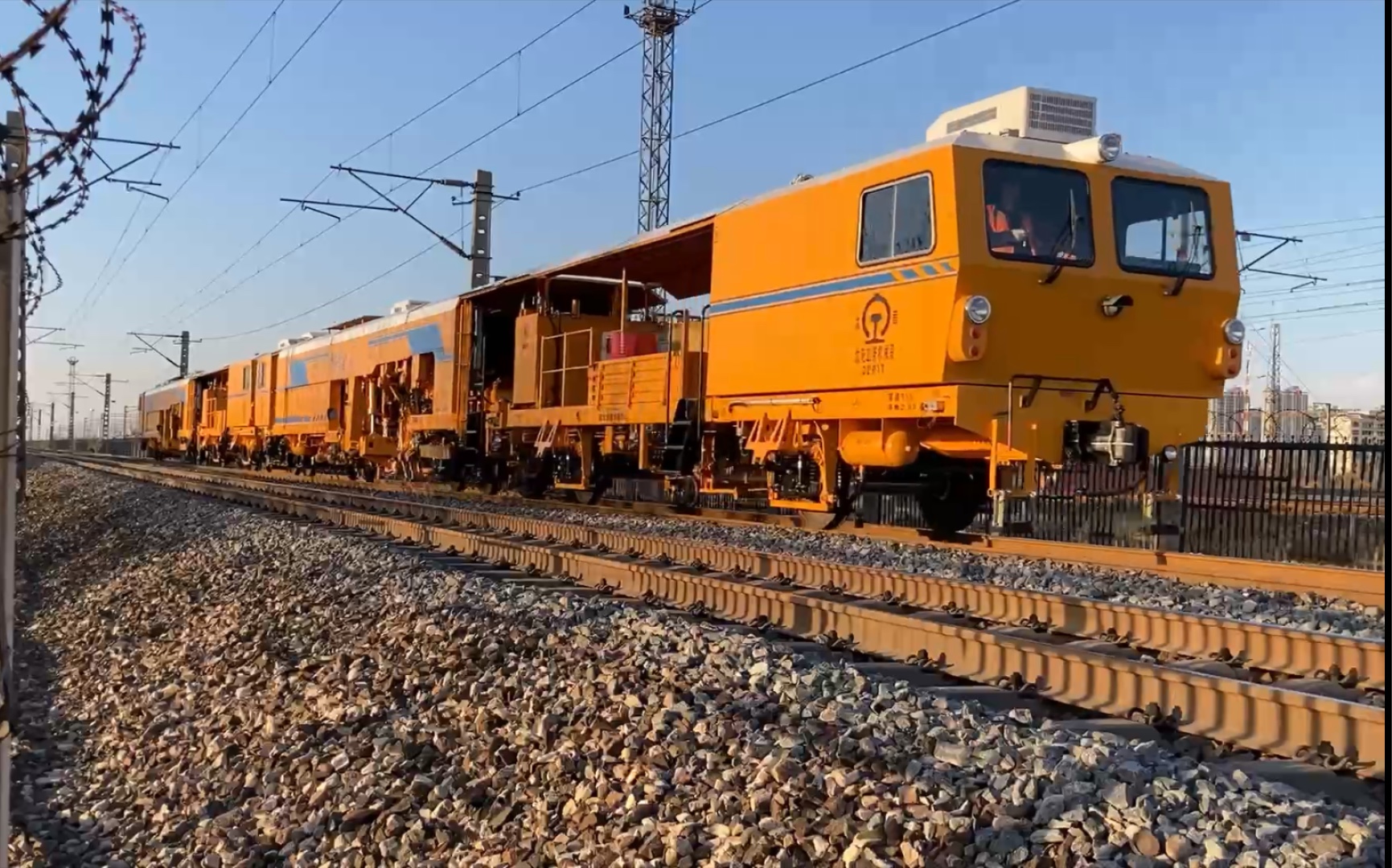 沈局赚外快的工程车与沈局英雄列车在京剧管内津山线交汇_哔哩哔哩