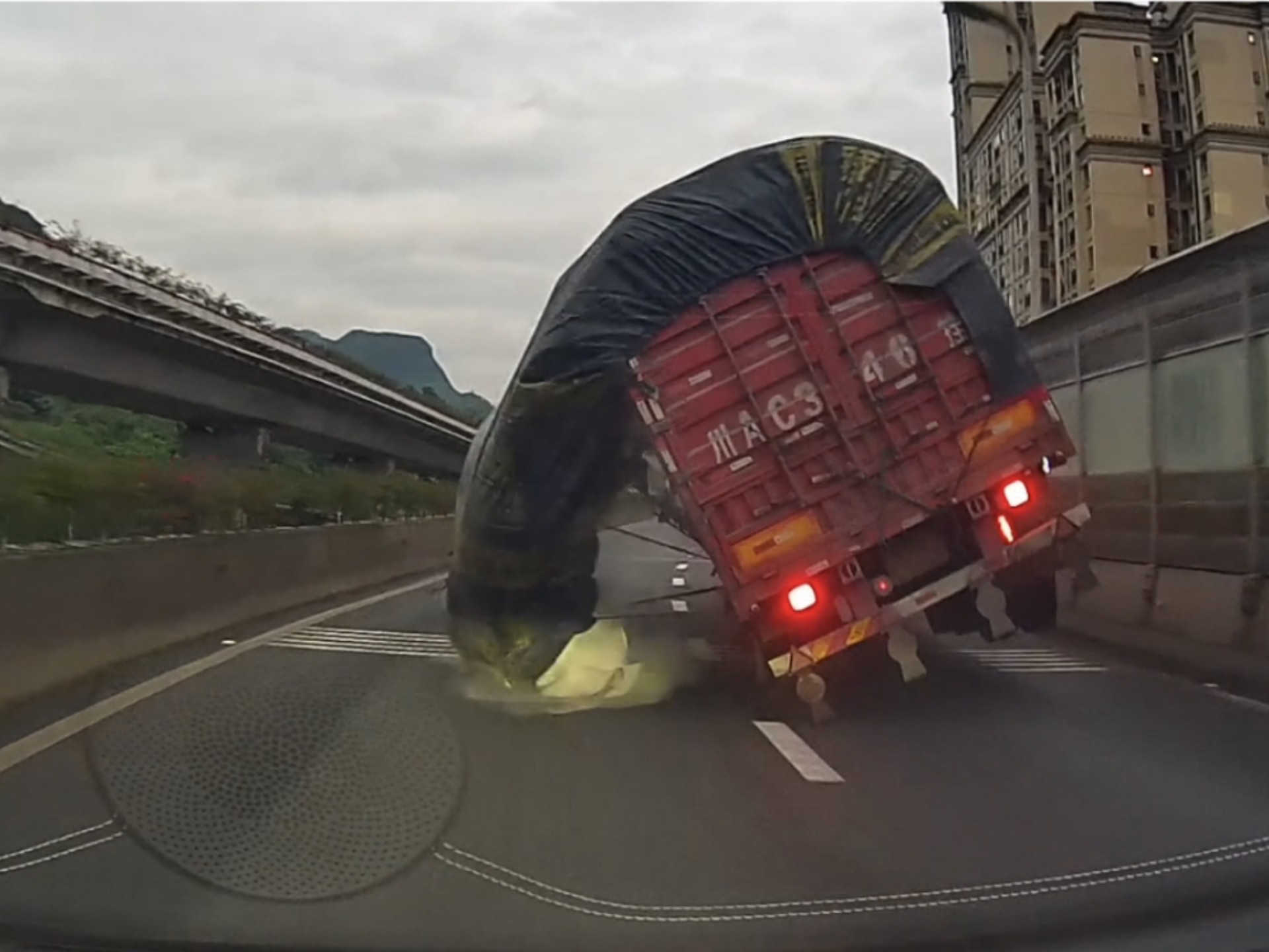 老哥,开大车要注意重心啊