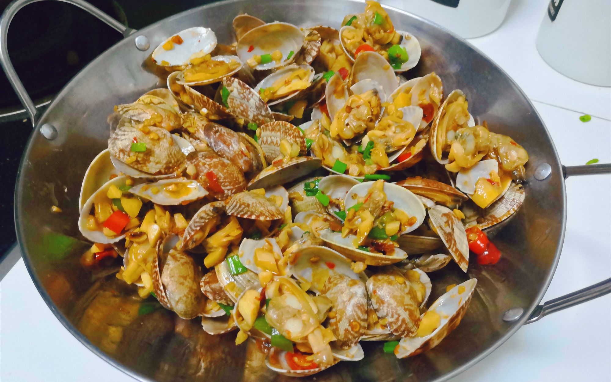 【青橙小厨】教你家常香辣花甲,一口蒜蓉一口汤汁,绝了!