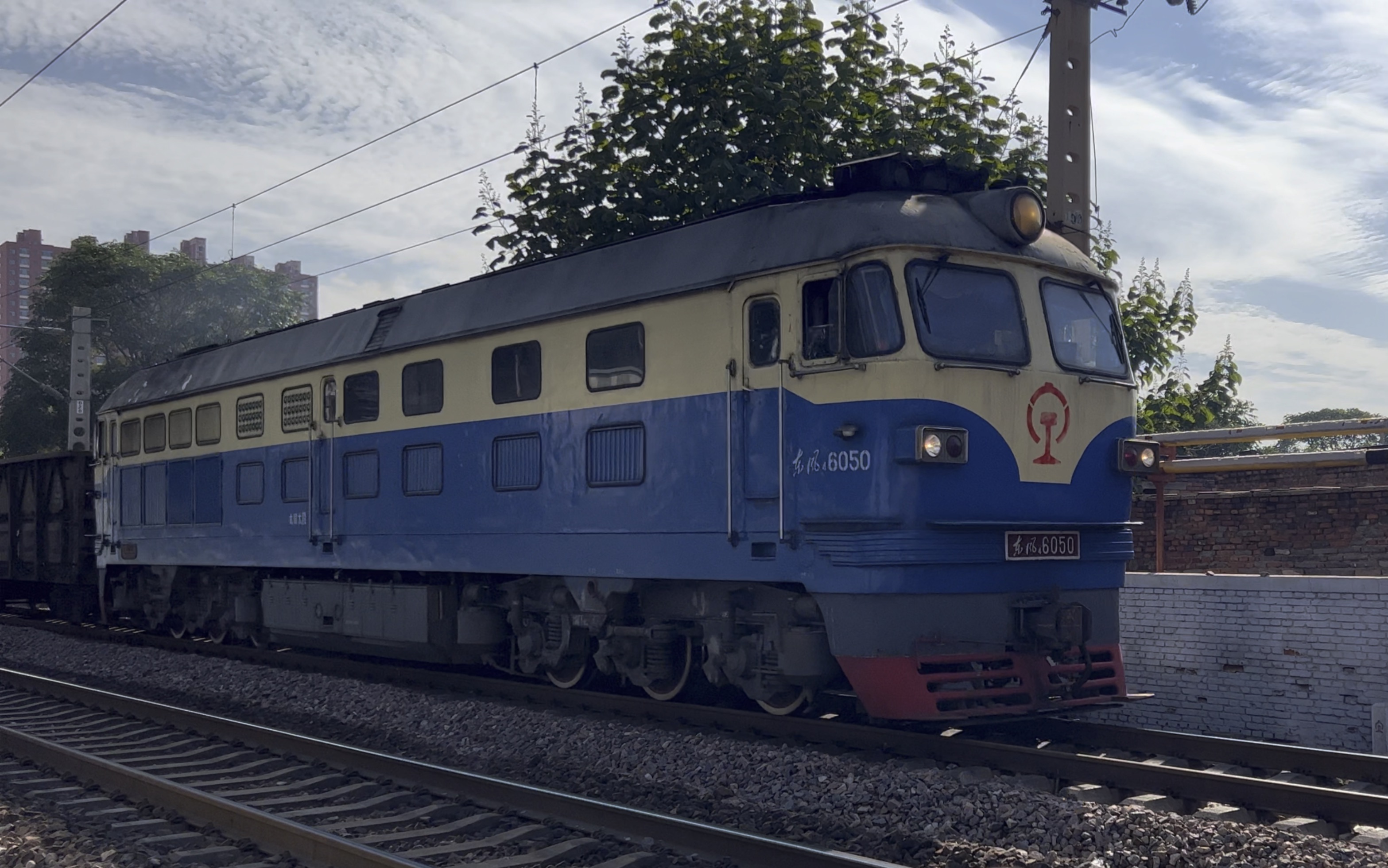 太局太段df4bd-6050牵引敞车大列正线通过._哔哩哔哩_bilibili