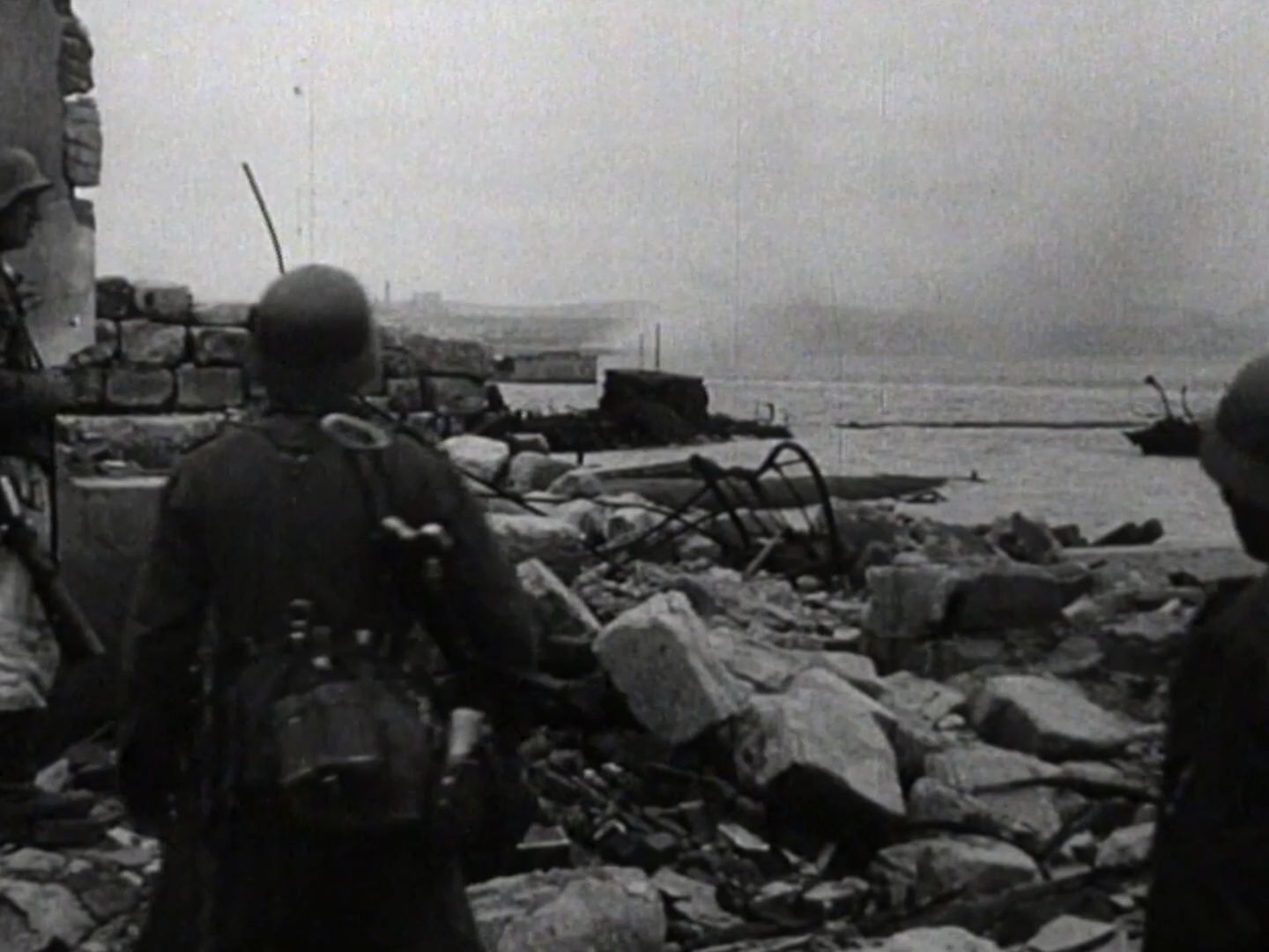 1942 年 5 月,88 毫米高射炮在刻赤半岛上与苏联陆地和海上目标交战