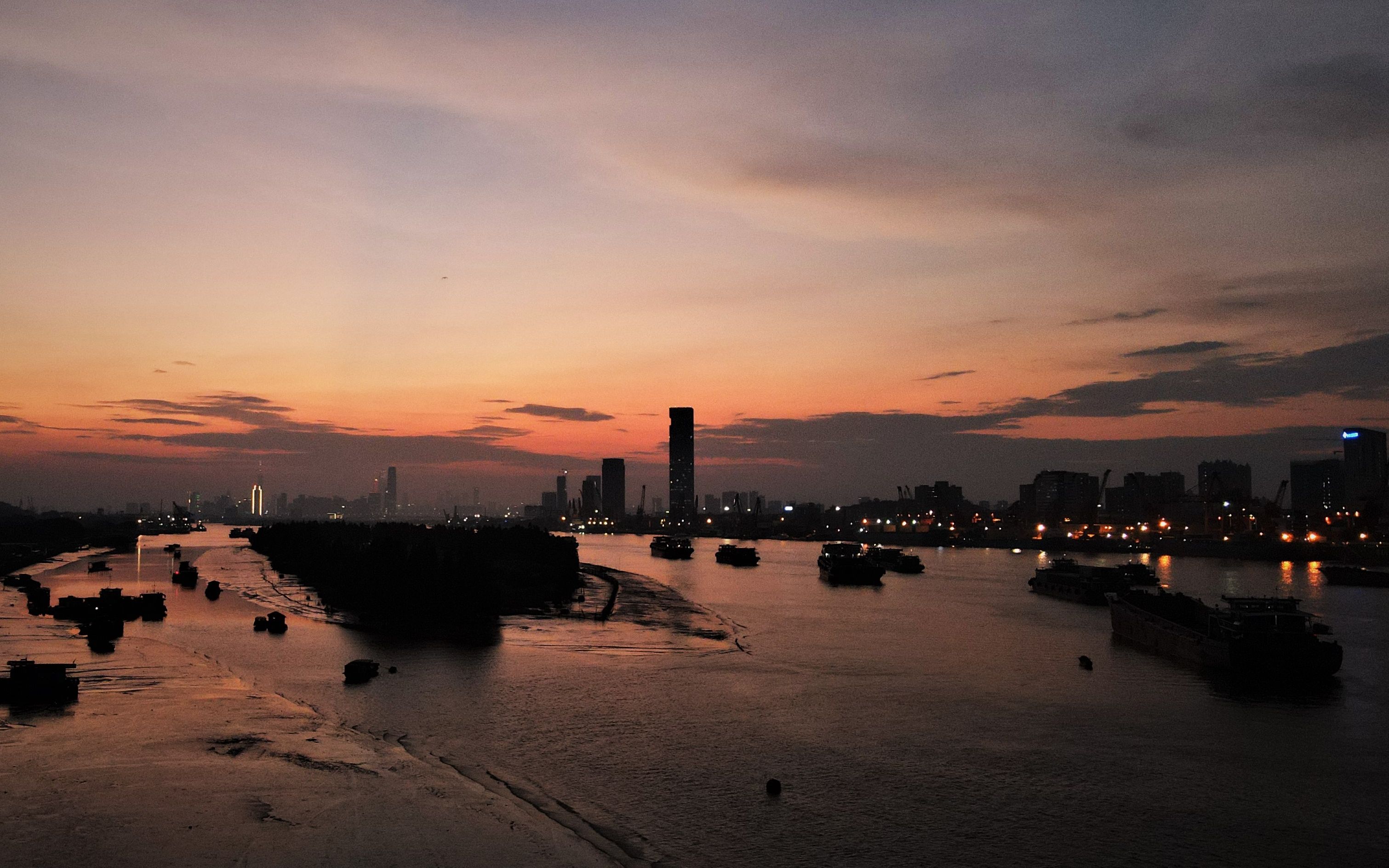 航拍广州黄埔港珠江落霞,远望市区的繁华,甚是唯美,让人放松