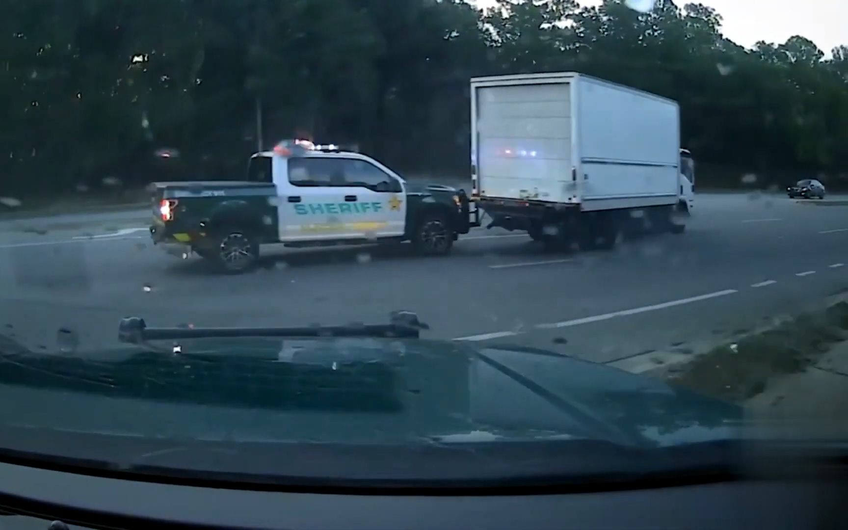 嫌犯货车横冲直闯,被赶来的大批警车包围,嫌犯直接被撞腾空!哔哩哔哩bilibili