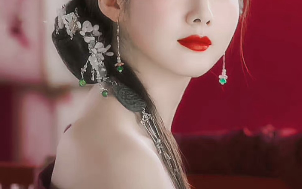 终于有不强凹直角肩,锥子脸的美女出现了,"削肩膀,水蛇腰"才有古韵!