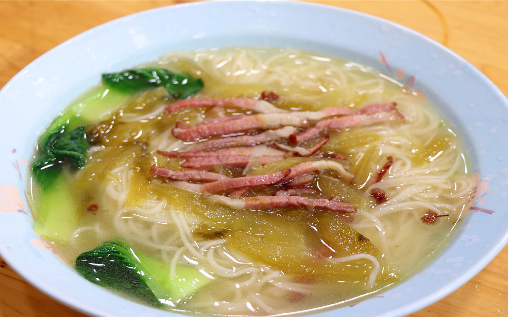 把面条和腊肉一起做,吃过都夸味道好汤汁鲜,连吃7天也不觉得腻