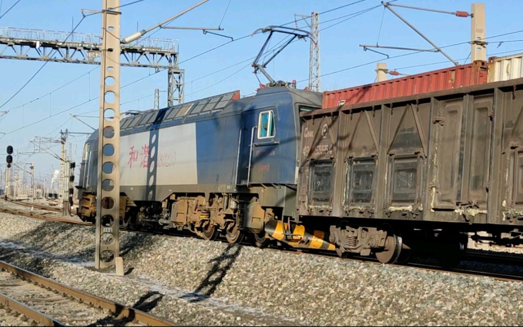 沈局锦段hxd3b0230牵引一列集装箱