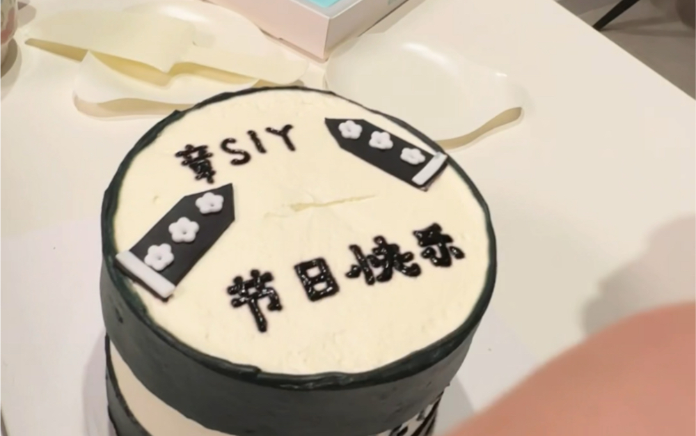 怎么回事?吃了蛋糕后的警察蜀黍变异了?