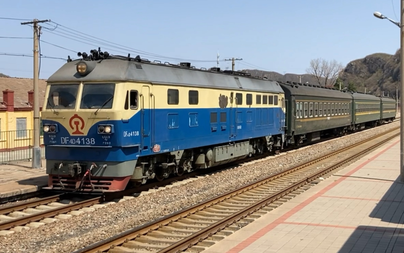 [中国铁路]普客6420次列车洞庙河站进站 列尾挂22b型车底