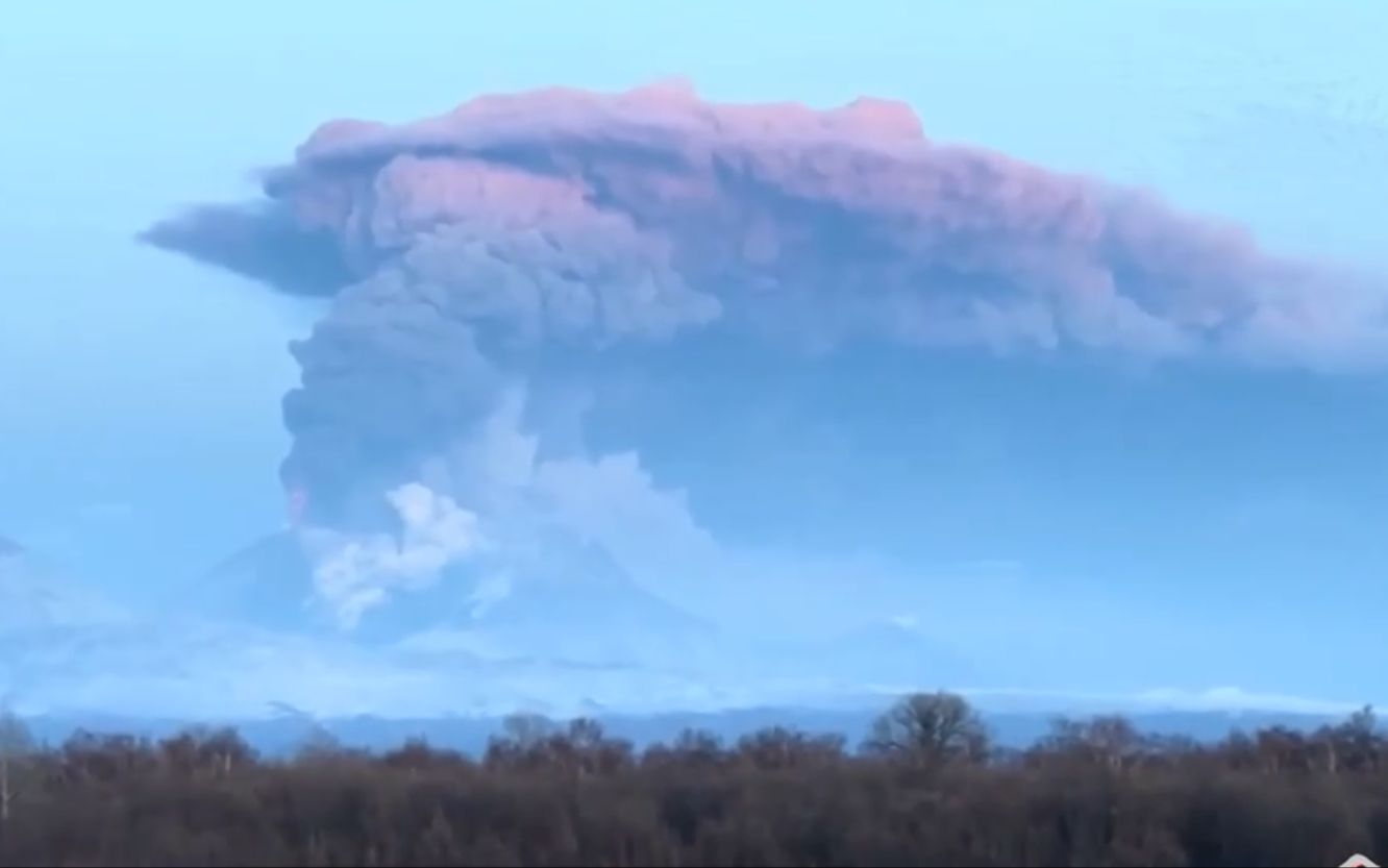 欧亚大陆最高活火山喷发 蔚为壮观