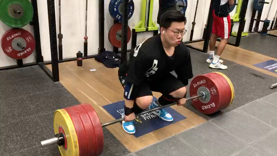 硬拉200kg今年三月初地点伯明翰大学健身房但是接触力量举半年了