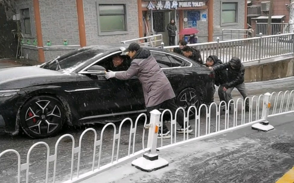 这坡可以站着看一整天 南京罕见冻雨没有冰雪驾驶经验的的司机现出原形了哔哩哔哩bilibili