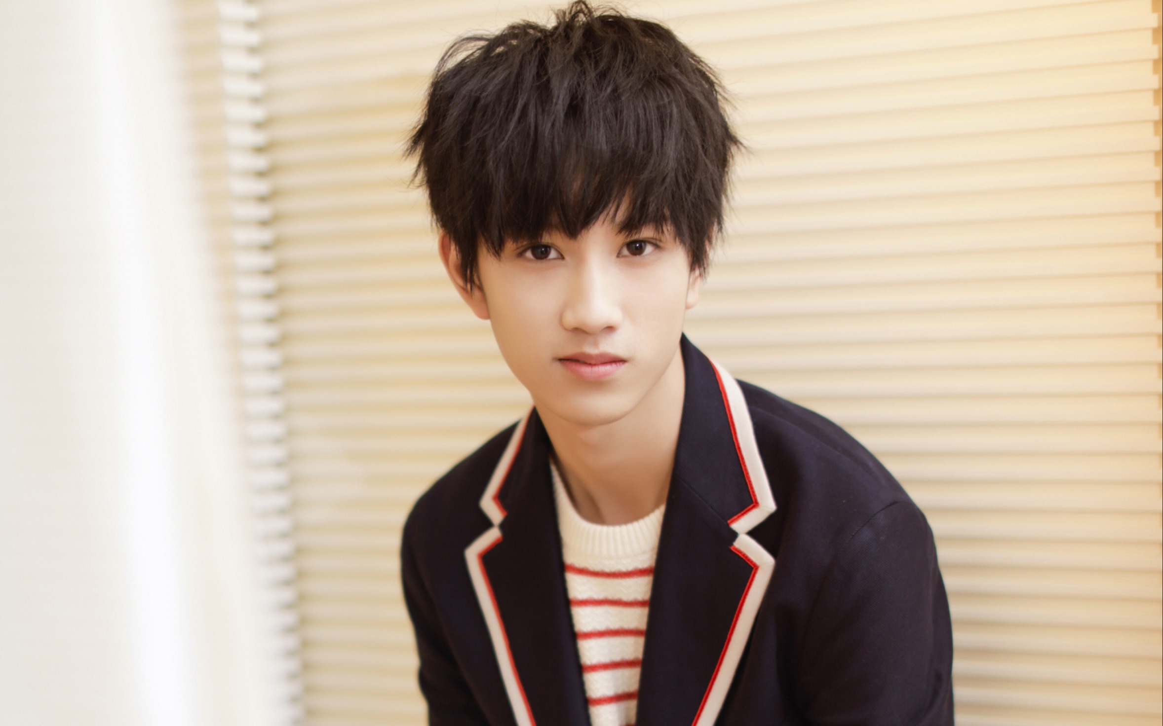 敖子逸一个拥有有趣的灵魂的00后艺人在机场与粉丝的唠嗑互怼日常