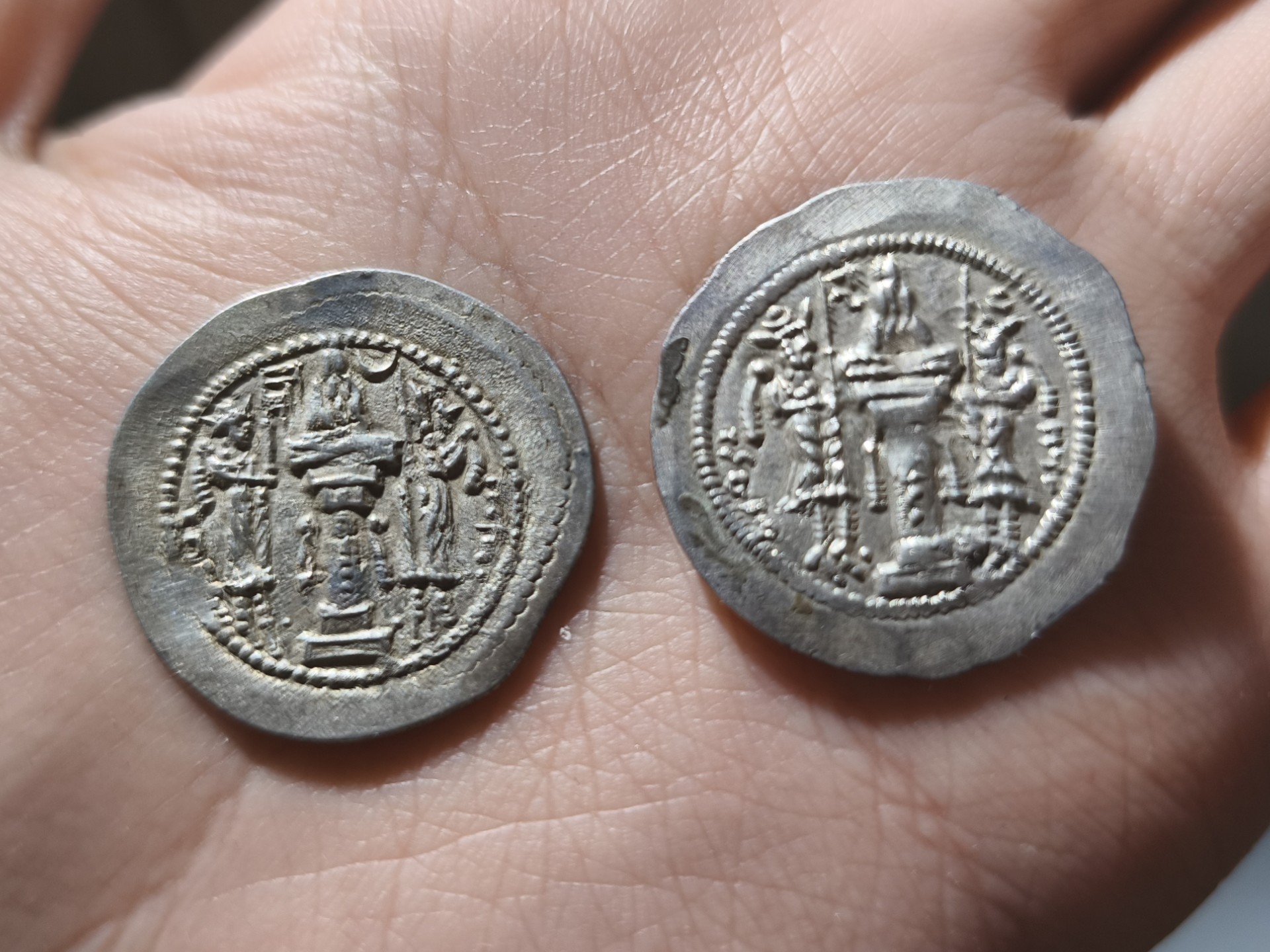 两枚萨珊时期,瓦赫兰五世银币欣赏,非常有趣的钱币,祭坛旁边带有厂标