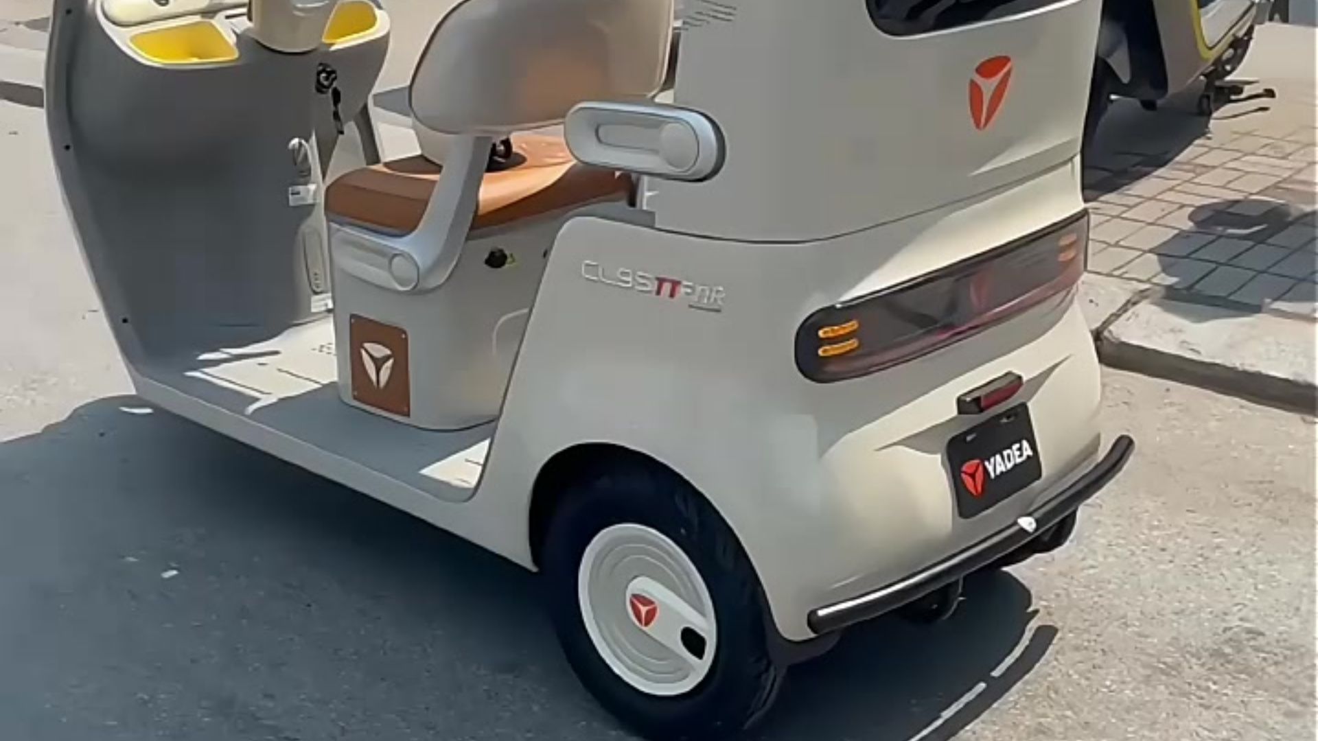 雅迪电动三轮车,车身很漂亮,接送孩子很方便