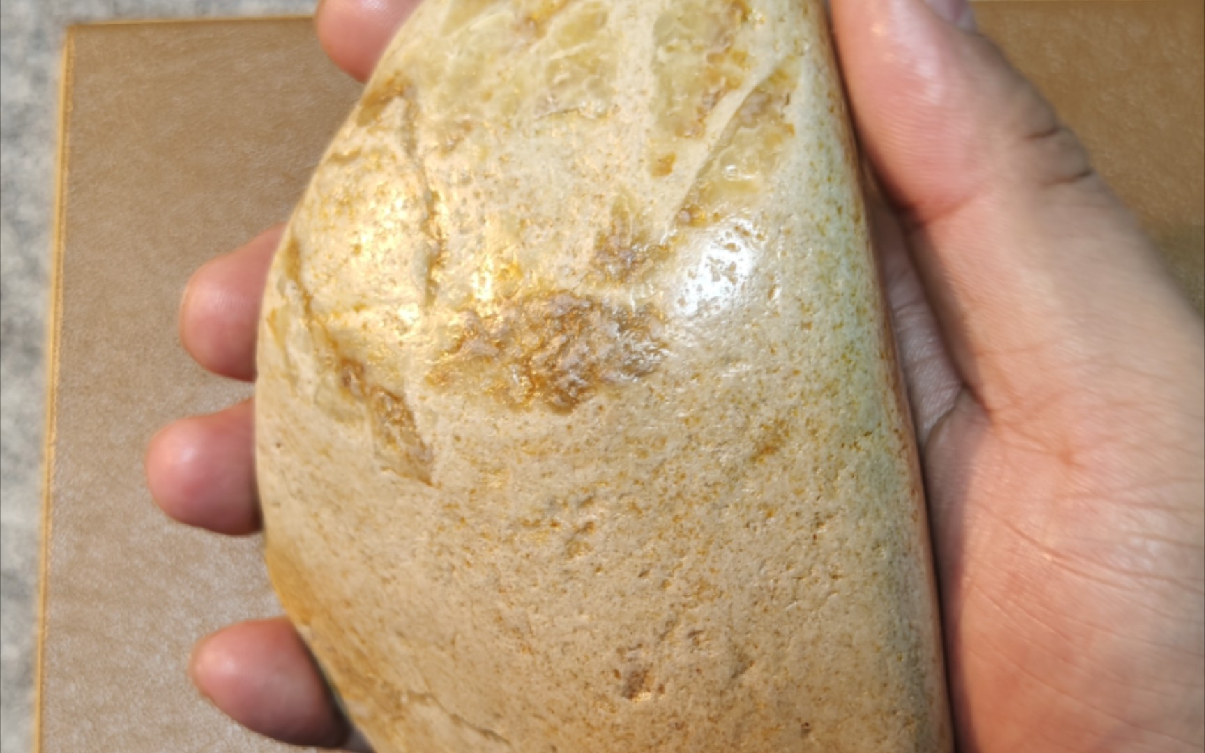 新入手了一块寿山牛蛋石 皮很厚 完全不看到里面是啥 把玩够了再切开