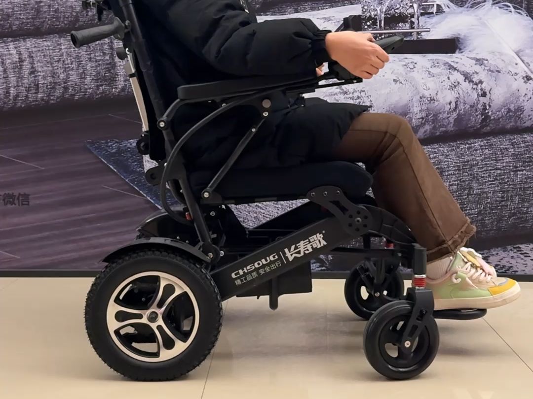 智能遥控电动轮椅,系上安全带出发吧