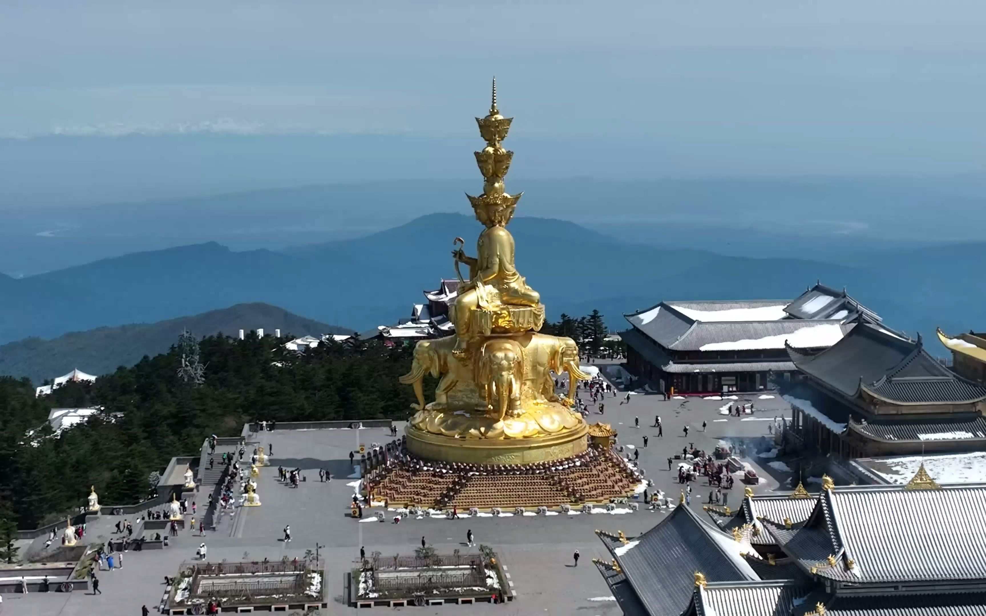 航拍峨眉山华藏寺金顶