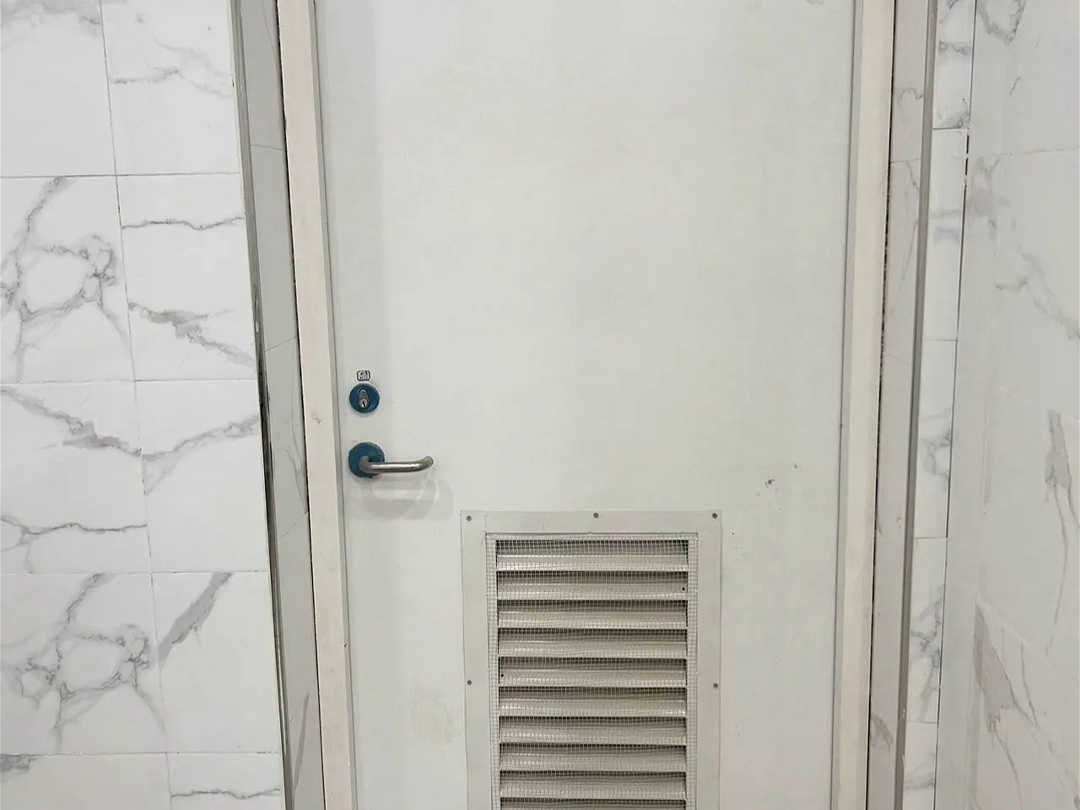 木质免漆防火门,白色百叶样式新.美观实用质量硬,安全保障暖人心