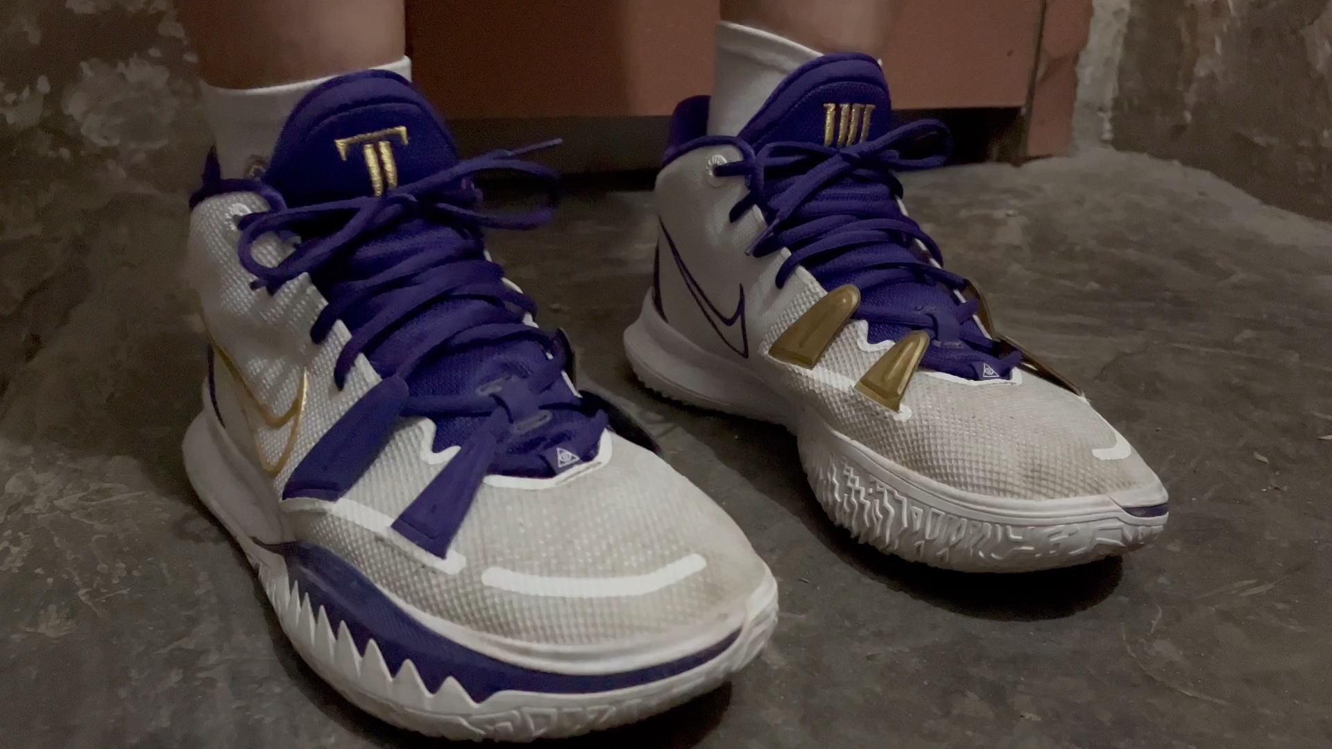 定制的紫金湖人配色欧文7