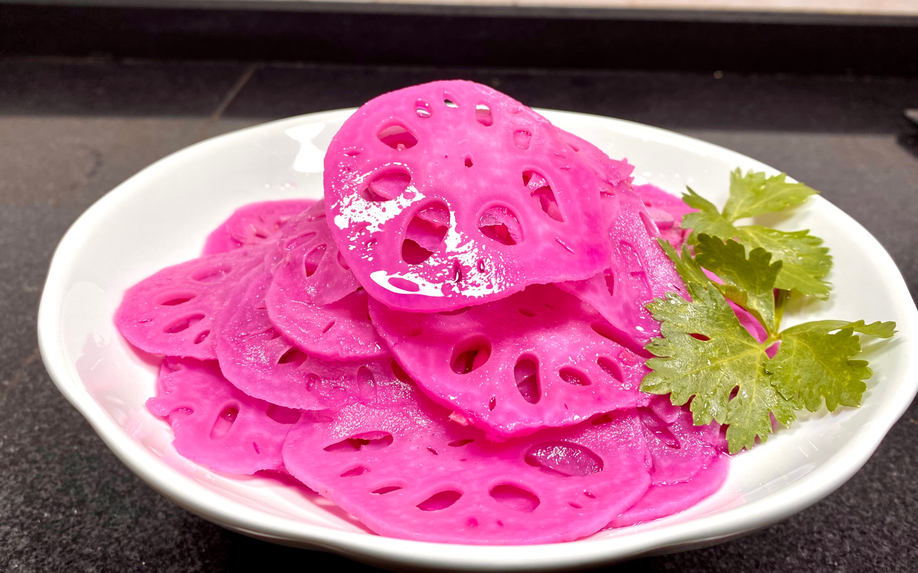 胭脂藕片颜色诱人清香爽口的藕片上色零添加见证食物奇迹