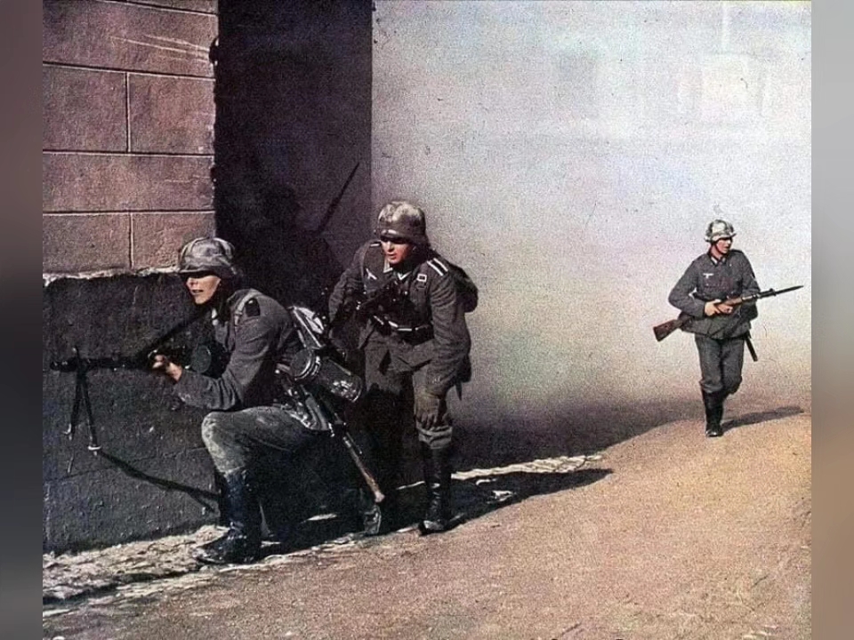 1940年4月,德军进攻丹麦的影像78几名德军穿过烟雾,正在观察街道