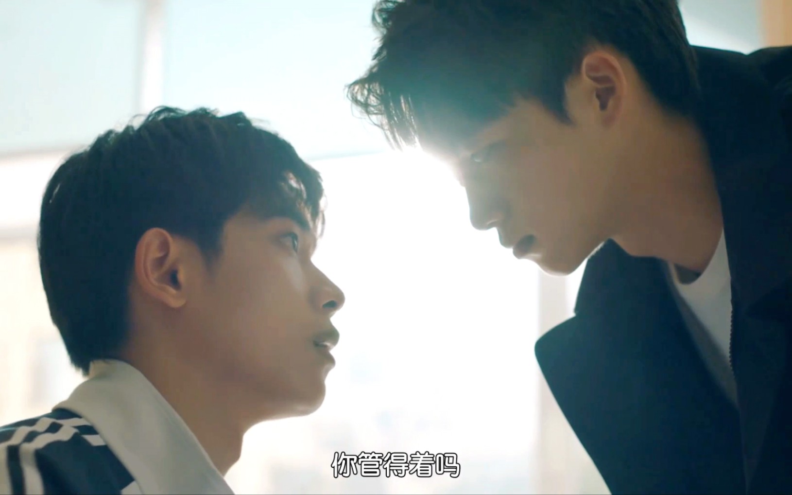 兄弟的俩人从互不对付到互生情愫,高冷学霸vs傲娇学渣,《哥哥你别跑》