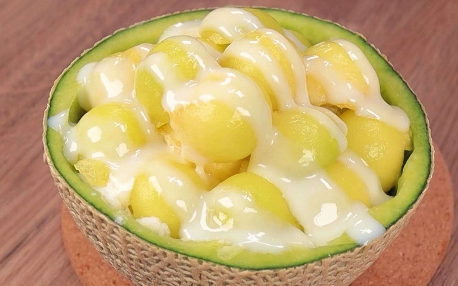 40度的夏天太闷热自制个哈密瓜冰沙消消暑吧