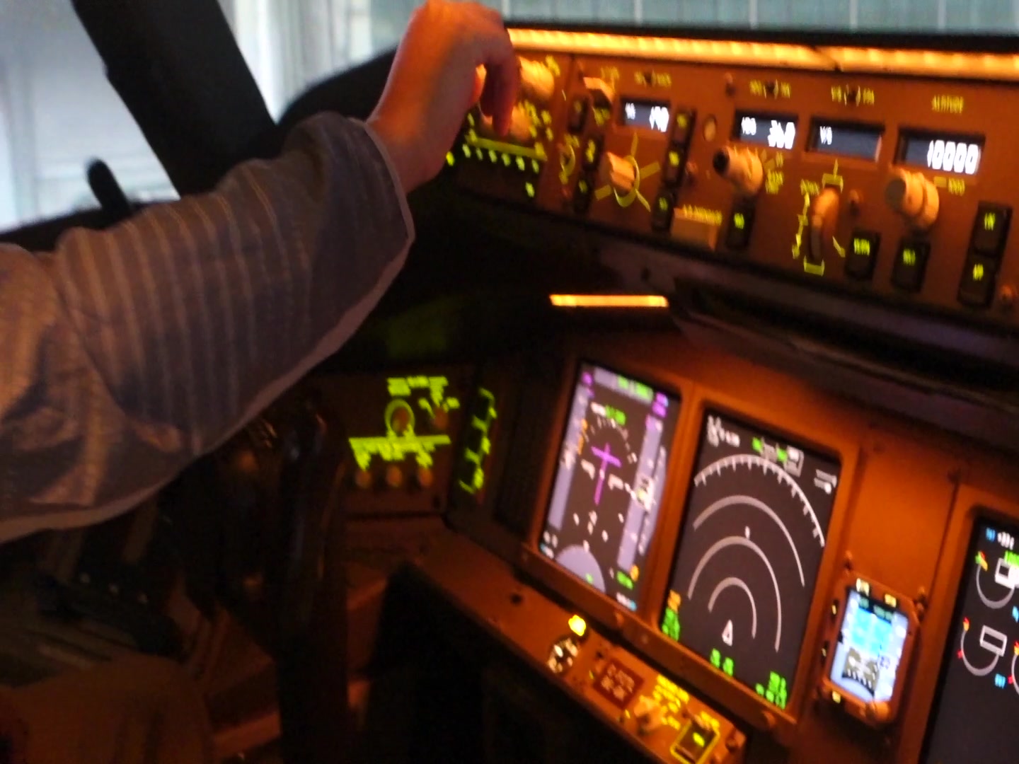 波音777全动模拟机驾驶舱初始准备上电