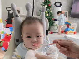 下载视频: 吃饭皱眉的弟和不穿裤子的哥