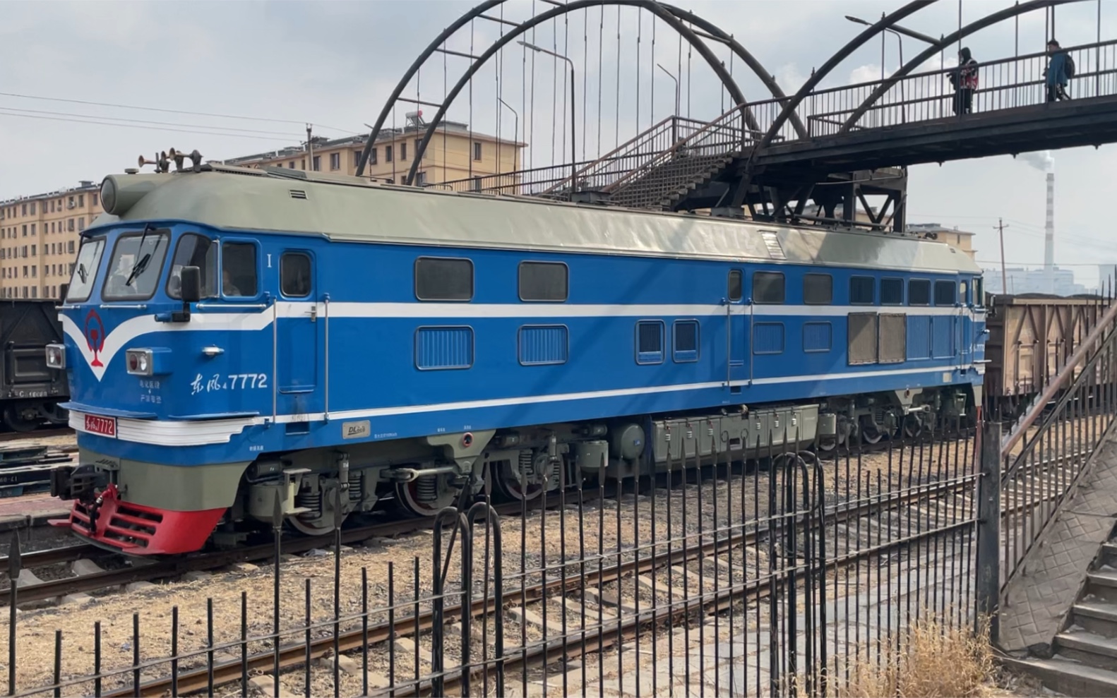 铁法能源蓝色涂装的df4b7772牵引黑色c62型敞车红色c64型敞车铁煤集团