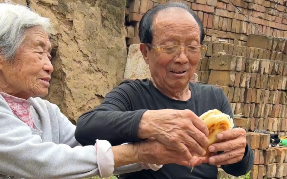 [图]少年夫妻老来伴 相依相伴到暮年