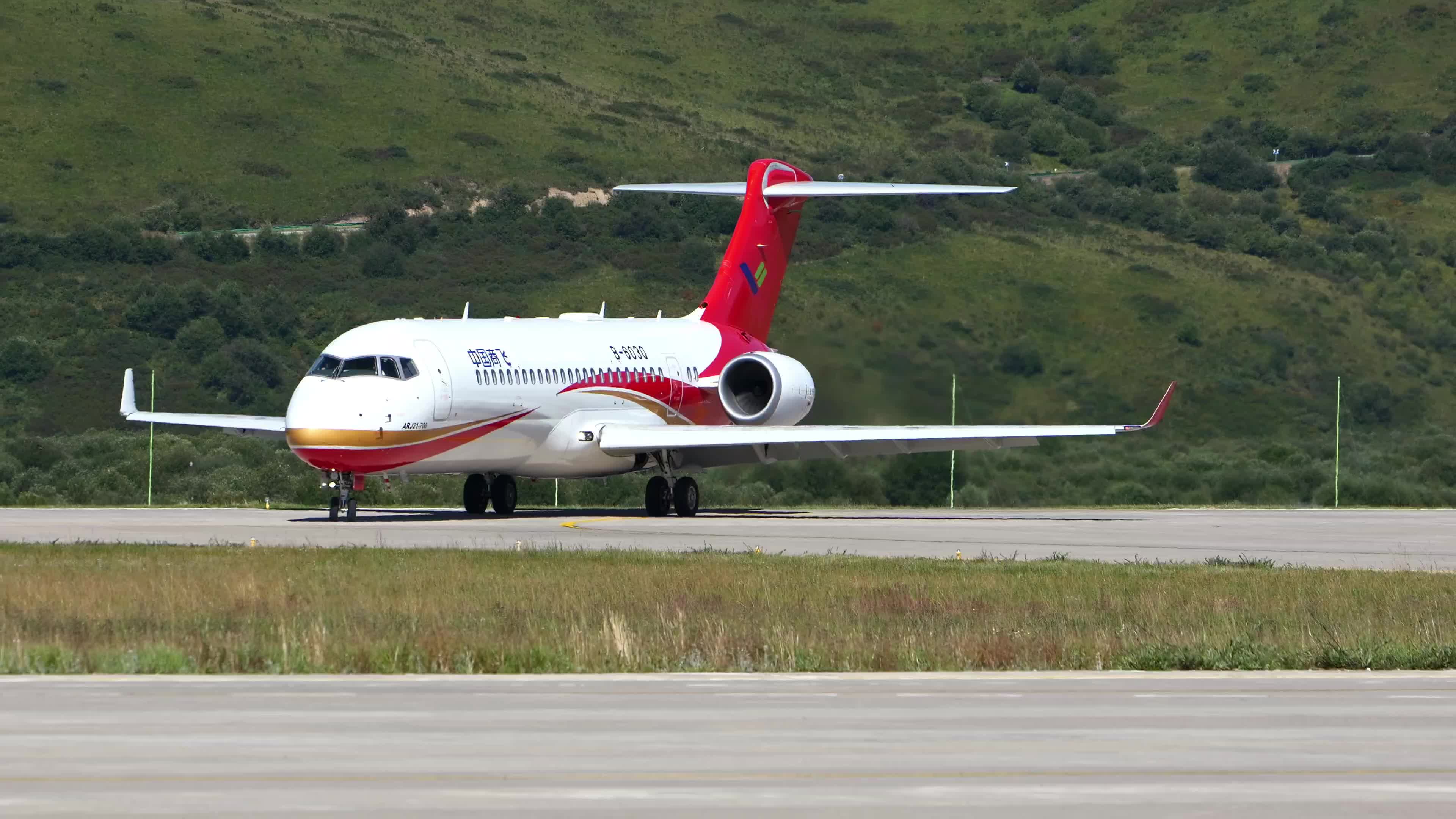 ARJ21飞机在3539m的高高原机场降落“环青藏高原”演示飞行正式拉开帷幕哔哩哔哩bilibili