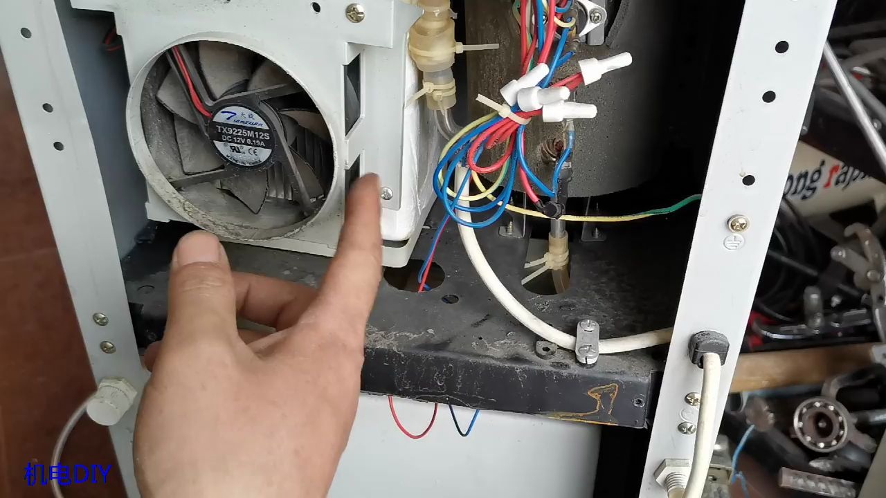 饮水机不加热,找到这里轻轻一按,不用花钱简单搞定