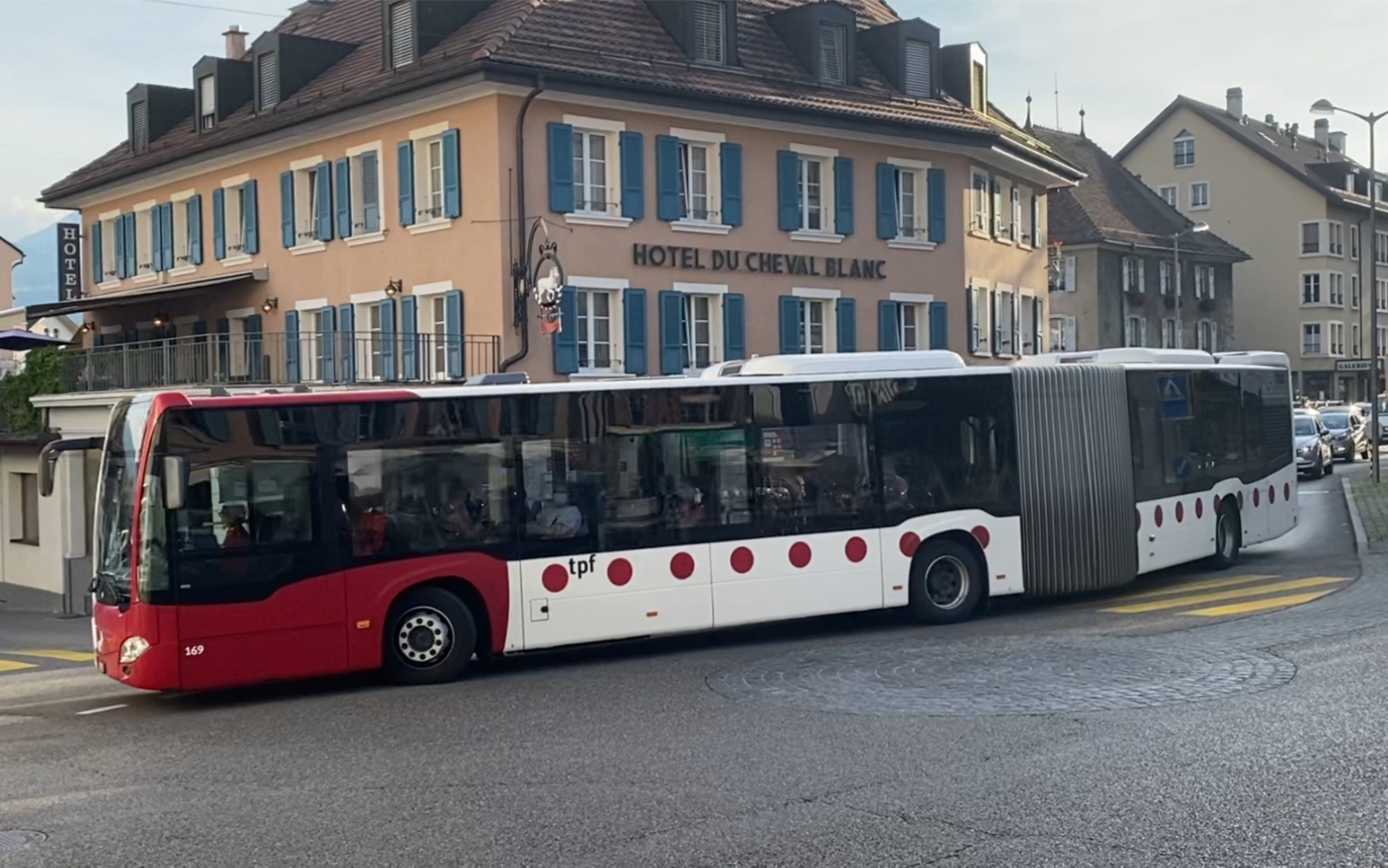 瑞士tpf奔驰铰接通道公交车201路在比勒小镇环岛向右转弯通过_哔哩